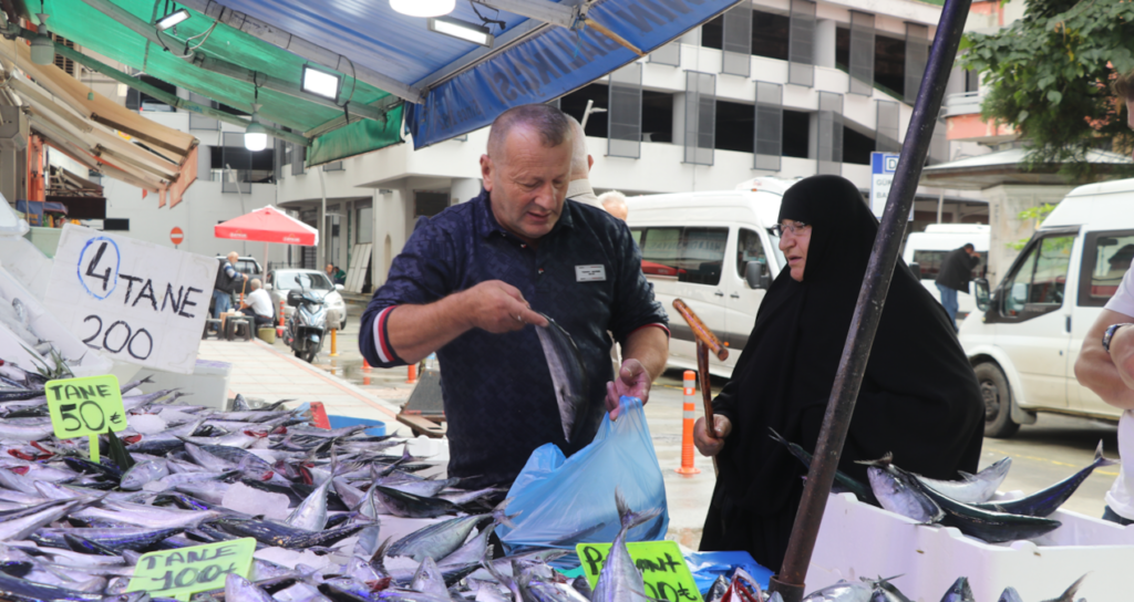 Rize tezgahlarında palamut bolluğu yaşanıyor fiyatlar 50 liraya kadar geriledi