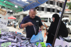 Rize tezgahlarında palamut bolluğu yaşanıyor fiyatlar 50 liraya kadar geriledi