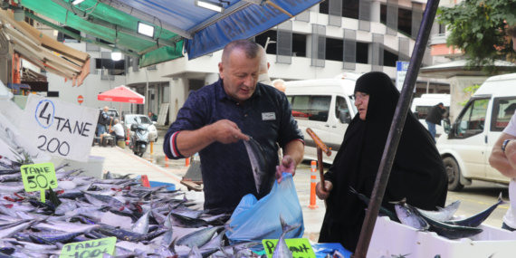 Rize tezgahlarında palamut bolluğu yaşanıyor fiyatlar 50 liraya kadar geriledi