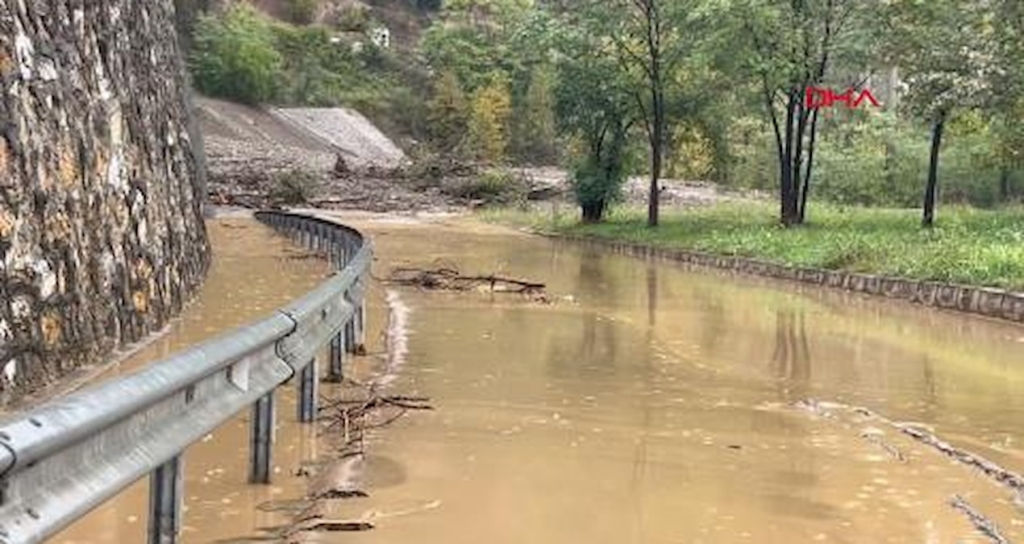 Sakarya'da sağanak nedeniyle kapanan iki mahallenin bağlantı yolunda çalışma başlatıldı