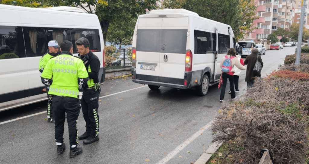Kütahya'da Özel Öğrencileri Serviste Bırakıp Kaçan Ehliyetsiz Sürücüye ve Araç Sahibine Para Cezası