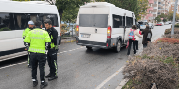 Kütahya'da Özel Öğrencileri Serviste Bırakıp Kaçan Ehliyetsiz Sürücüye ve Araç Sahibine Para Cezası