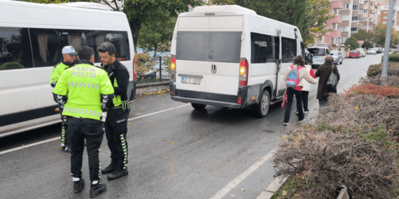 Kütahya’da Özel Öğrencileri Serviste Bırakıp Kaçan Ehliyetsiz Sürücüye ve Araç Sahibine Para Cezası