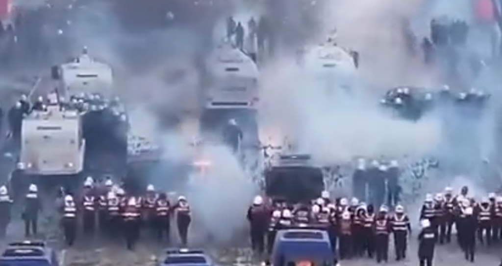 Arnavutluk Başbakanı diyalog için sandalye kurdu, öğrenciler kağıtları yırttı
