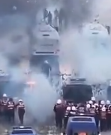 Arnavutluk Başbakanı diyalog için sandalye kurdu, öğrenciler kağıtları yırttı