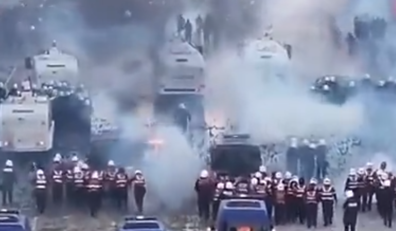 Arnavutluk Başbakanı diyalog için sandalye kurdu, öğrenciler kağıtları yırttı